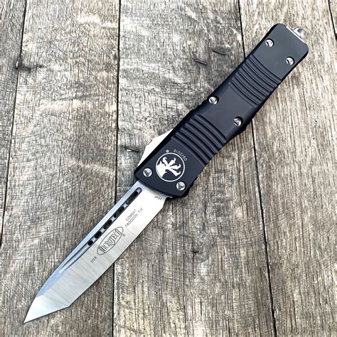 The substantial feel makes it suitable for hard-use, while the benefits of an automatic O. . Microtech combat troodon tanto satin